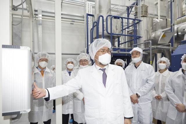 문창기 이디야커피 회장이 1일 경기 평택에서 열린 드림팩토리 준공식에서 로스팅 기기의 첫 가동 버튼을 누르고 있다./사진제공=이디야