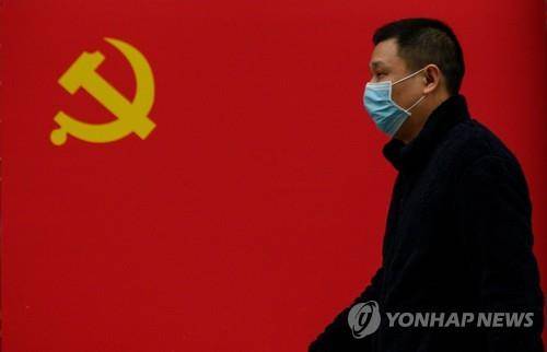 중국 오성홍기 앞을 걸어가는 후베이성 우한 주민 [AFP=연합뉴스 자료사진]