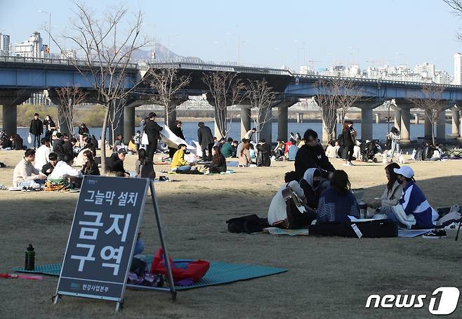 신종 코로나바이러스 감염증(코로나19) 확산이 계속되고 있는 가운데 22일 오후 서울 여의도한강공원에 그늘막 설치를 금지하는 안내뭍이 붙어 있다. 2020.3.22/뉴스1 © News1 신웅수 기자