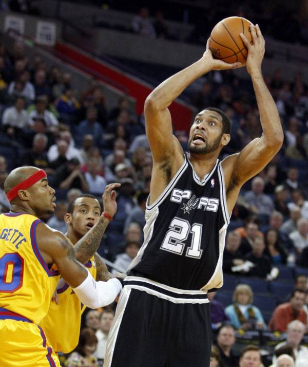 역대 최고 파워포워드로 꼽히는 팀 던컨은 21번을 대표하는 스타다. / AP연합뉴스
