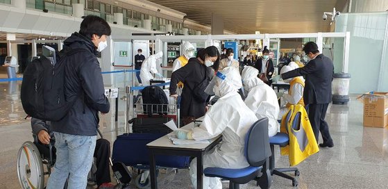 1일(현지시간) 로마 피우미치노 공항에서 탑승객들이 전세기 탑승 전 한국 측 의료진으로부터 문진을 받고 있다. 주이탈리아한국대사관 제공=연합뉴스