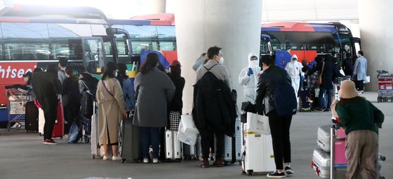 이탈리아 교민들이 1일 오후 인천국제공항 제2터미널을 통해 귀국, 임시생활시설로 향하는 버스를 탑승하고 있다. 뉴시스