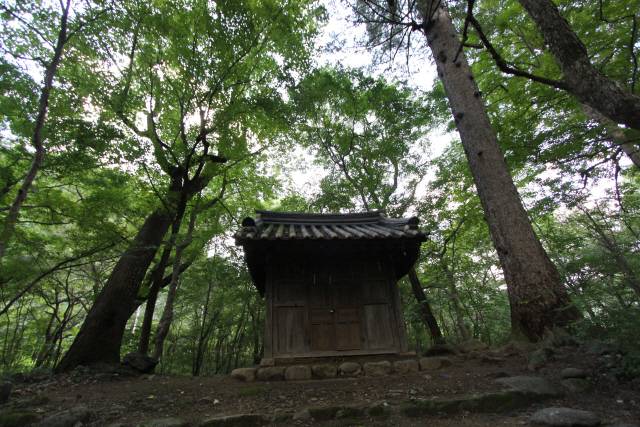 강원도 치악산 성황림에 자리잡은 성황당.