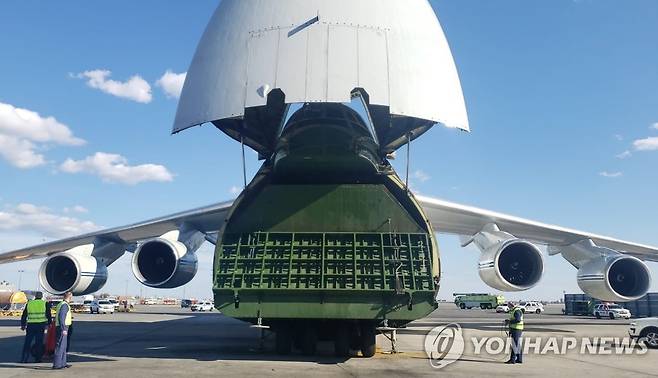 의료물품 싣고 뉴욕에 내린 러시아 군용기 [타스=연합뉴스]