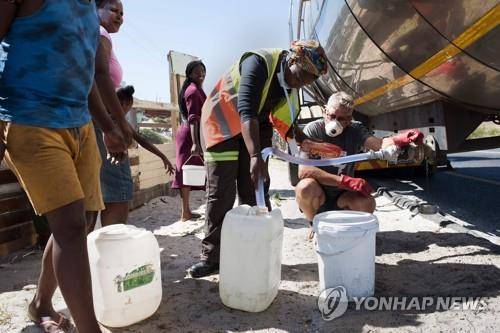 3월 31일 카옐리차 주민들이 배수차에서 물을 받고 있다. [AFP=연합뉴스]