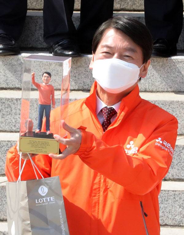 국민의당 안철수 대표가 31일 오후 서울 여의도 국회 본청 계단에서 열린 선거대책위원회 출범 행사에서 지지자들로부터 선물받은 '안철수 피규어'를 들어보이고 있다./연합뉴스