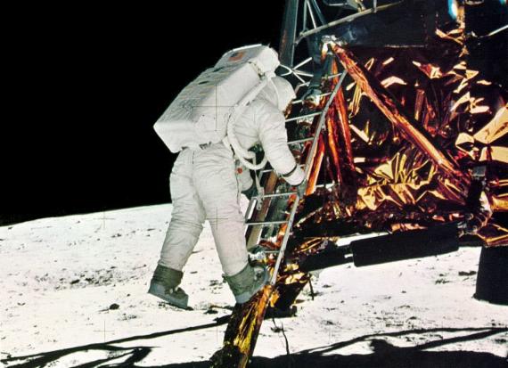 아폴로 11호가 달에 착륙한 이후 승무원이 사다리를 이용해 달 표면으로 내려가고 있다. /사진=fnDB