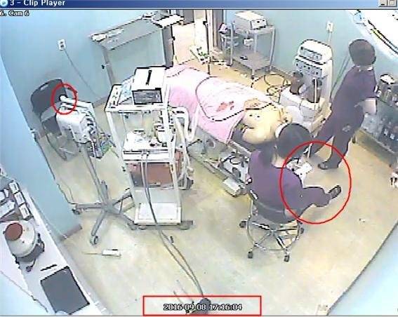 2016년 서울 신사역 인근 한 성형외과에서 수술을 받다 중태에 빠진 권대희씨 수술 당시 CCTV 영상. 수술실에 남은 간호조무사 한 명이 휴대폰을 만지고 있다. 의무기록지와 비교분석한 결과에 따르면 당시 환자 혈압이 80까지 떨어진 상황으로 추정된다. 고 권대희씨 유족 제공.