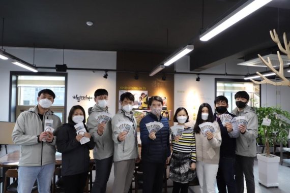 지역사랑 5% UP 캠페인에 참여하고 있는 경주시종합자원봉사센터 직원들. 한국자원봉사센터협회 제공