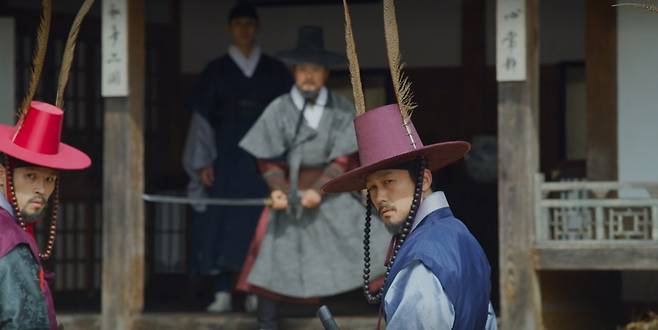 넷플릭스 드라마 <킹덤>에서 내금위장이 깃털이 달린 갓을 쓰고 있다. 넷플릭스 제공