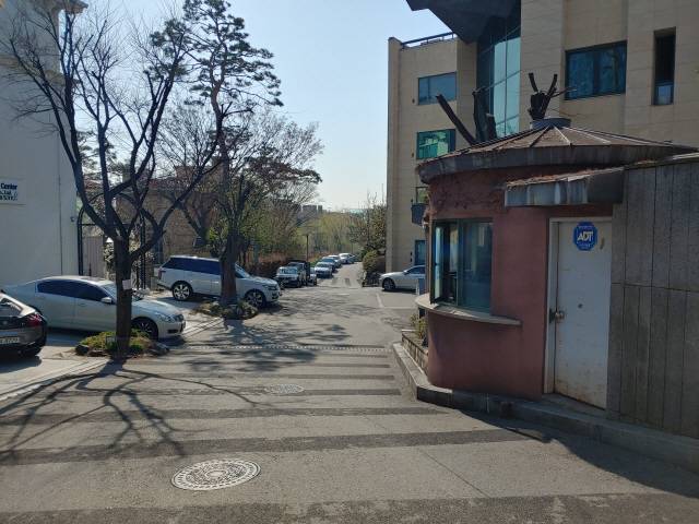 한남동은 한국 ‘게이티드 커뮤니티(gated commuinity)’의 시초로 여겨지는 동네다. 실제 한남동 고급 주택가는 대부분 경비실이 있으며 지금 당장이라도 차단막이 내려와 출입을 통제할 것만 같은 분위기를 풍긴다.  /사진=고병기기자
