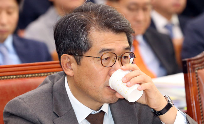 지난해 10월 15일 조상희 당시 대한법률구조공단 이사장이 서울 여의도 국회에서 열린 법제사법위원회 국정감사에 출석해 물을 마시고 있다. [뉴시스]