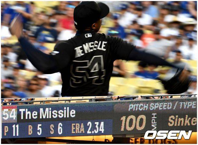 [OSEN=LA(미국 캘리포니아주), 최규한 기자] 아롤디스 채프먼이 힘차게 공을 뿌리는 가운데 전광판에 구속이 표시되고 있다. 플레이어스 데이를 맞아 ‘더 미사일’ 별명을 유니폼에 단 채프먼. /dreamer@osen.co.kr