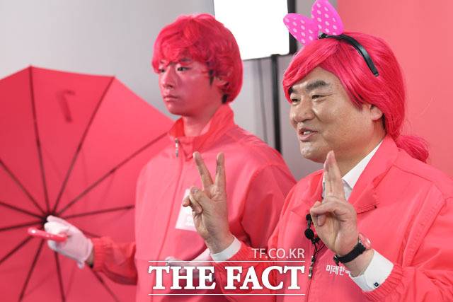 원유철 미래한국당 총괄선거대책위원장(오른쪽)이 6일 오전 서울 영등포구 미래한국당 당사에서 '핑크챌린지' 촬영을 시작하고 있다. /남윤호 기자