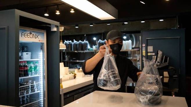 배달 준비 중인 종업원