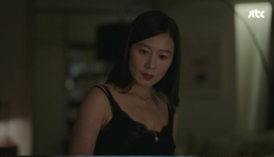 배우 김희애가 강도 높은 노출신을 대역 없이 소화한 것으로 확인됐다. /사진=JTBC '부부의 세계' 방송화면 캡처