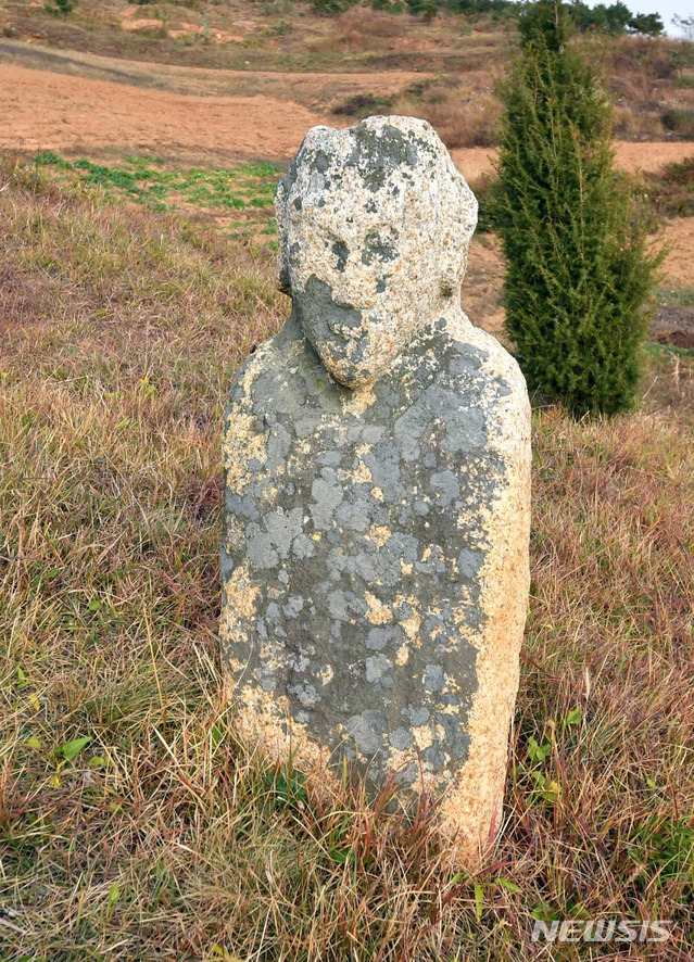 [서울=뉴시스] 개성시 고남리에 있는 고려 20대 신종(神宗)의 무덤인 양릉(陽陵)에 남아 있는 문인석. (사진=평화경제연구소 제공) 2020.04.04. photo@newsis.com