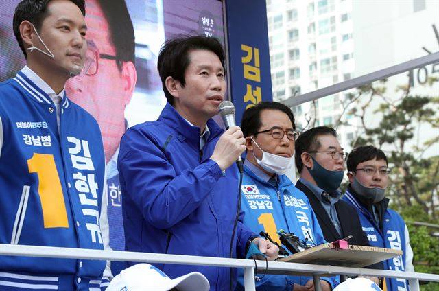 더불어민주당 이인영 원내대표가 7일 오후 서울 도곡시장에서 21대 총선 서울 강남갑에 출마한 더불어민주당 김성곤 후보 지지 연설을 하고 있다. 연합뉴스