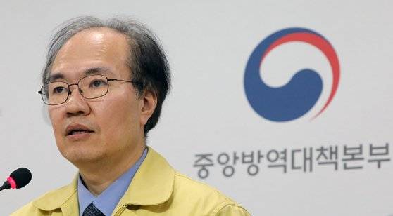 권준욱 중앙방역대책본부 부본부장이 3일 충북 청주시 오송읍 질병관리본부 브리핑실에서 신종 코로나바이러스 감염증(코로나19) 국내 발생현황 브리핑을 하고 있다. 뉴스1