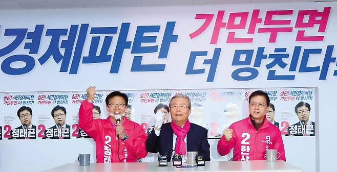 미래통합당 김종인 총괄선대위원장(가운데)이 7일 통합당 서울 성북을 정태근 후보 선거사무소에서 정 후보(왼쪽), 성북갑 한상학 후보와 함께 총선 승리를 다짐하고 있다. [연합]