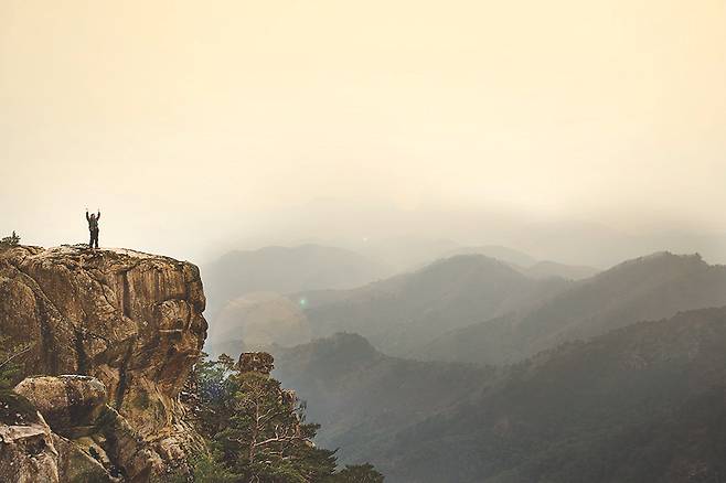시원한 경치가 압권인 쉰움산. 기암절벽과 두타산 능선이 첩첩산중을 이룬다.