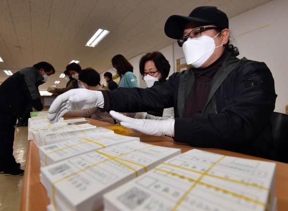 7일 오전 서울 영등포구선거관리위원회에서 직원들이 제21대 국회의원 선거 투표용지를 검수하고 있다. 2020.4.7 박지환 기자 popocar@seoul.co.kr