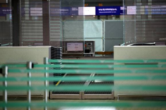 공항 한산 - 8일 인천국제공항 출국장이 한산하다. 신종코로나바이러스 감염증(코로나19) 팬데믹으로 인천국제공항 이용객 수 감소세가 계속되면서 일일 여객 수 5천명선이 깨졌다. 인천국제공항공사는 전날 ‘비상운영’에 돌입했다고 밝혔다. 2020.4.8 연합뉴스