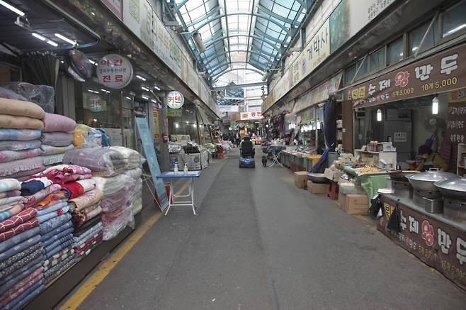 코로나 19로 강력한 사회적 거리 두리가 시행되고 있는 가운데 망원시장(망원월드컵시장)엔 평소의 3분의1 정도 되는 손님이 찾고 있다. ⓒ시사저널 이종현