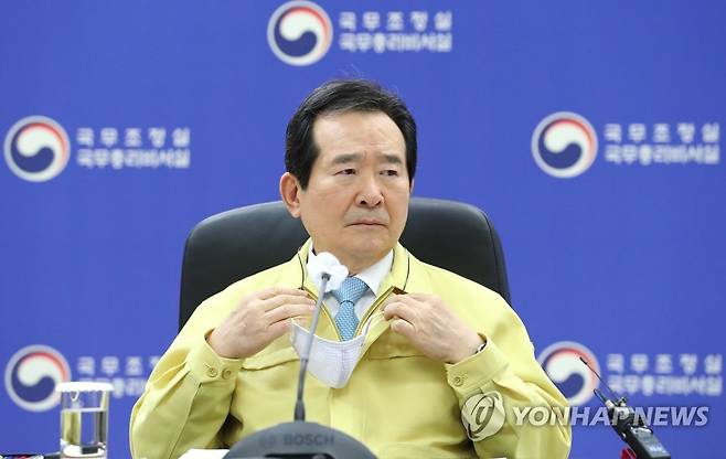 마스크 벗는 정세균 총리 (세종=연합뉴스) 김주형 기자 = 정세균 국무총리가 8일 오전 세종시 정부세종청사 위기관리종합상황실에서 열린 신종 코로나바이러스 감염증(코로나19) 대응 중앙재난안전대책본부 회의에 참석해 발언을 위해 마스크를 벗고 있다. kjhpress@yna.co.kr