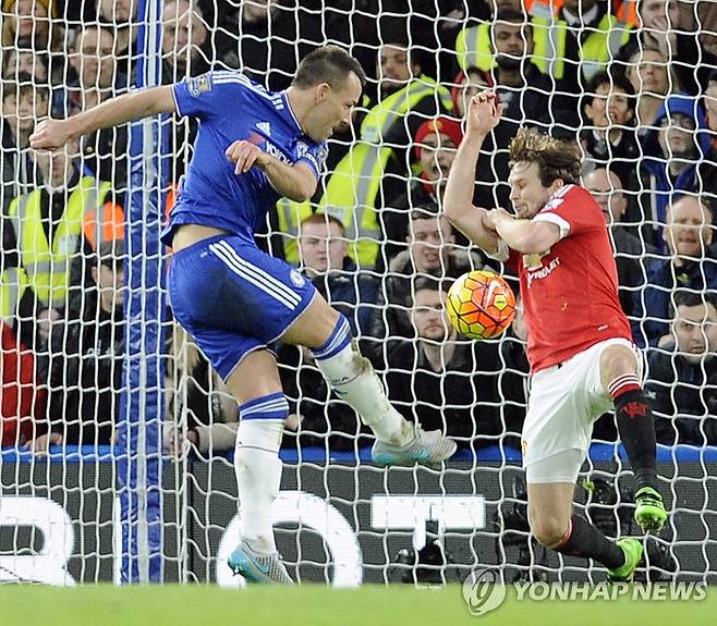 팔꿈치 아래 맞을까 위에 맞을까 [EPA=연합뉴스 자료사진]