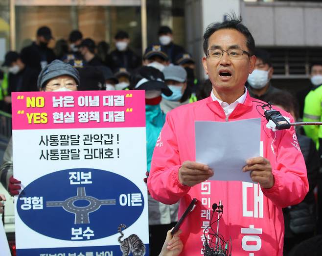 ‘세대 비하’ 발언 논란으로 당 윤리위원회에서 제명이 의결된 미래통합당 관악갑 김대호 국회의원 후보가 8일 서울 영등포구 미래통합당사 앞에서 가진 기자회견에서 발언 취지에 대해 해명하고 있다. (사진 = 연합뉴스)