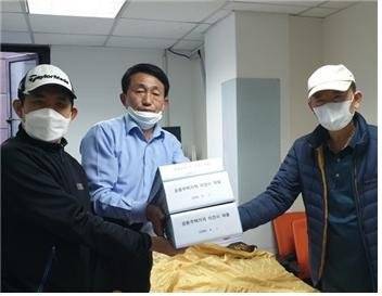 이석주 서울시의원(미래통합당)이 지난 7일 강남의 아파트단지 주민대표들과 함께 올해 공시가격에 대한 집단 이의신청서를 한국감정원에 전달했다. 이석주 의원실 제공