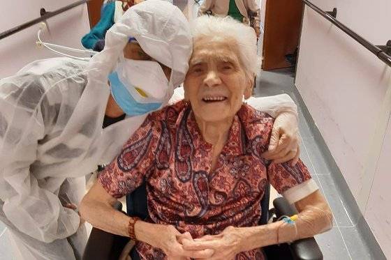 아다 자누소 할머니가 지난 주 코로나19에서 완치된 후 담당의사와 기념사진을 찍고 있다.[AP=연합뉴스]
