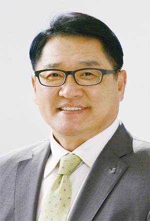 1957년생/ 고려대 법대/ 텍사스대 경영학 박사/ 2005년 LS산전 관리본부장 부사장/ 2008년 LS산전 CEO/ 2010년 LS산전 부회장/ 2015년 LS산전 회장/ 2020년 LS ELECTRIC 회장(현)