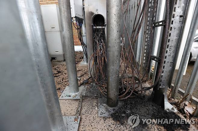 "5G로 코로나19 전염" 음모론에 불탄 영국의 이동통신 기지국 [로이터=연합뉴스]