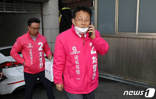 '세월호 막말' 논란으로 윤리위에 회부된 차명진 미래통합당 부천시병 후보가 10일 오전 서울 영등포구 미래통합당사에서 열린 윤리위원회에 참석하기위해 당사로 들어서고 있다. 2020.4.10/뉴스1 © News1 박세연 기자