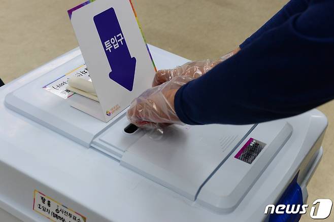 제21대 국회의원선거 사전투표가 시작된 10일 오전 8시30분쯤 경남 창원시 팔용동 사전투표소에서 유권자들이 소중한 한 표를 행사하고 있다.2020.4.10./뉴스1 © News1 강대한 기자