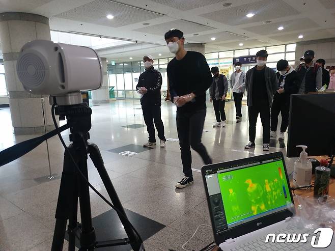 10일 오전 9시부터 진주시 상대동 사전투표소에 유권자들이 붐비고 있고, 투표소 입구에는 열화상 카메라가 설치됐다.2020.4.10.© 뉴스1