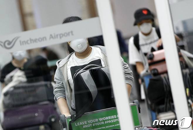 사진은 지난 3월28일 페루 정부의 갑작스러운 국경봉쇄 조치로 현지에 발이 묶였던 우리 국민들이 정부 전세기를 타고 인천국제공항 2터미널을 통해 입국했던 당시 모습. 페루정부는 3월16일부터 모든 국경을 폐쇄했다.  © News1 안은나 기자