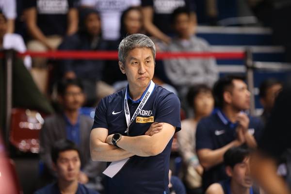 대한민국&nbsp;남자농구&nbsp;대표팀을&nbsp;성공적으로&nbsp;이끌고&nbsp;있는&nbsp;김상식&nbsp;감독