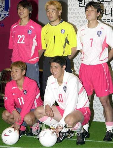지난 2002년 2월 공개된 축구대표팀의 새 유니폼. 연합뉴스 제공