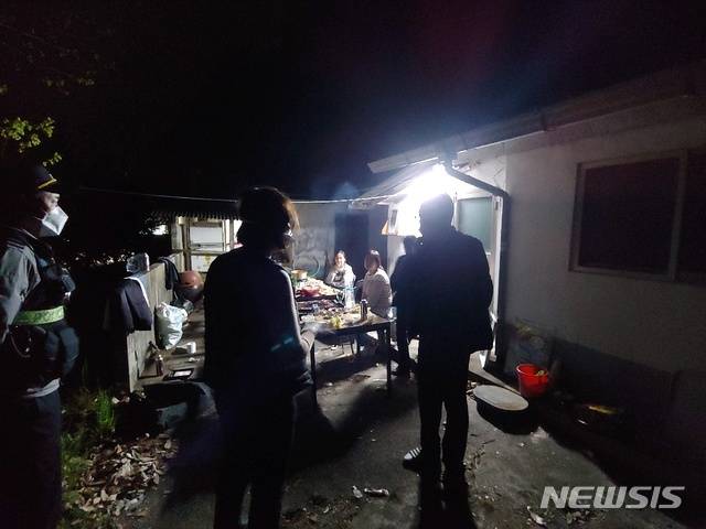 [고성(경남)=뉴시스] 신정철 기자=경남 고성군(군수 백두현)은 10일 베트남에서 입국한 A씨(60)를 '코로나 19' 자가격리 위반 혐의로 경찰에 고발조치했다.사진은 A씨가 지인들과 함께 식사를 하다 고성군보건소와 경찰에 적발된 현장 모습이다.(사진-고성군 제공). 2020.04.10.  photo@newsis.com