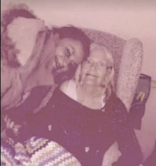 코로나19로 사망한 어머니(오른쪽)의 장례식 때 심장마비로 사망한 딸의 안타까운 사연을 전한 더 선 캡처.