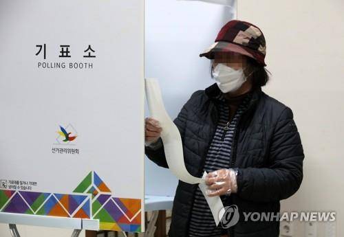 긴 정당 투표용지 (담양=연합뉴스) 조남수 기자 = 4·15총선 사전투표 첫날인 10일 전남 담양군 창평면사무소에 마련된 사전투표소에서 유권자가 정당 투표용지를 바라보고 있다. 제21대 국회의원선거 사전투표는 전국 3천508개 투표소에서 10일과 11일 이틀간에 걸쳐 진행된다. 2020.4.10       iso64@yna.co.kr