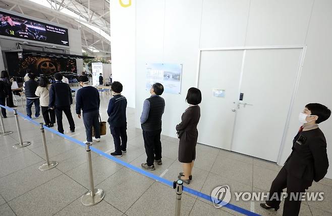 인천공항 투표행렬 (영종도=연합뉴스) 윤동진 기자 = 제21대 국회의원 선거 사전투표 첫 날인 10일 인천국제공항 제1터미널 출국장에 설치된 사전투표소에서 유권자들이 투표를 하기 위해 줄을 서 있다.  mon@yna.co.kr