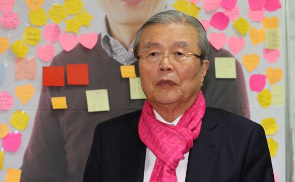 미래통합당 김종인 총괄선대위원장이 11일 오전 서울 종로구 황교안 후보 선거사무소에 들어서고 있다. /연합뉴스