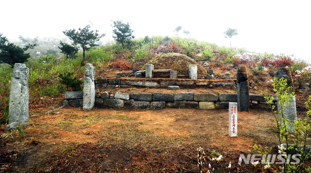 [서울=뉴시스] 고려 24대 원종(元宗)의 무덤인 소릉(韶陵)으로 추정되는 ‘소릉군 제1릉’에서 남동쪽으로 1.2km 정도 떨어져 있는 ‘소릉군 제4릉’의 전경.  2016년 석축 등을 새로 쌓고 정비한 모습이다. 고려 시기 왕이나 왕족의 무덤으로 추정된다. (사진=평화경제연구소 제공) 2020.04.11. photo@newsis.com