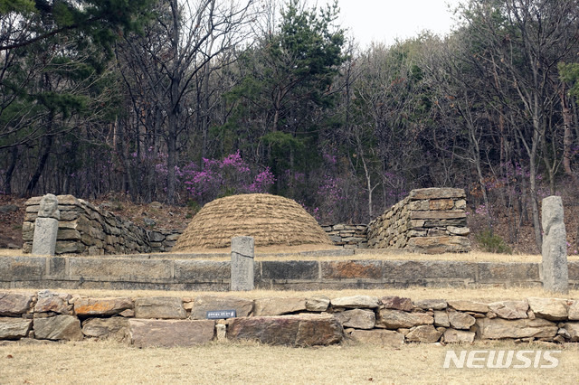 [서울=뉴시스] 고려 21대 희종(熙宗)의 무덤인 석릉(碩陵)의 전경. 인천광역시 강화군 양도면 길정리에 있다. 희종은 고려 20대 신종(神宗)의 맏아들로, 재위 7년만에 최충헌(崔忠獻)에게 폐위당해 강화도도 거처를 옮겼고 고종 24년(1237)에 사망했다. 현재 조선 후기에 세운 묘비와 문인석 1쌍이 남아 있다. (사진=미디어한국학 제공) 2020.04.11. photo@newsis.com