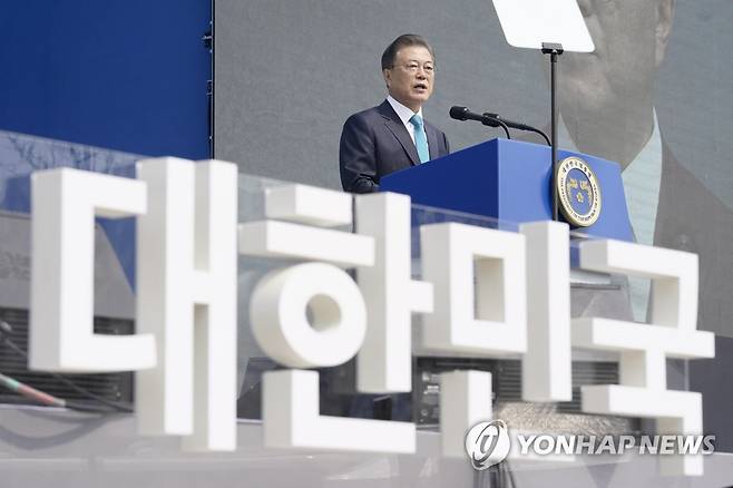 기념사 하는 문 대통령 (서울=연합뉴스) 이진욱 기자 = 문재인 대통령이 11일 오전 서울 서대문 독립공원 어울쉼터에서 열린 제101주년 대한민국임시정부 수립 기념식에서 기념사를 하고 있다. cityboy@yna.co.kr