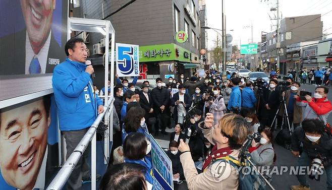 이낙연 혜화동 유세 (서울=연합뉴스) 하사헌 기자 = 더불어민주당 서울 종로 이낙연 후보가 11일 오후 서울 혜화동에서 열린 유세에서 연설하고 있다. 2020.4.11 toadboy@yna.co.kr